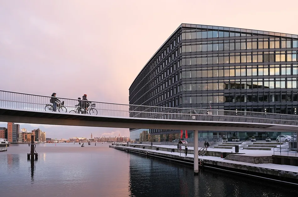 Cyclists on the Cykelslangen bridge demonstrate how dedicated infrastructure supports year-round winter cycling in Copenhagen.