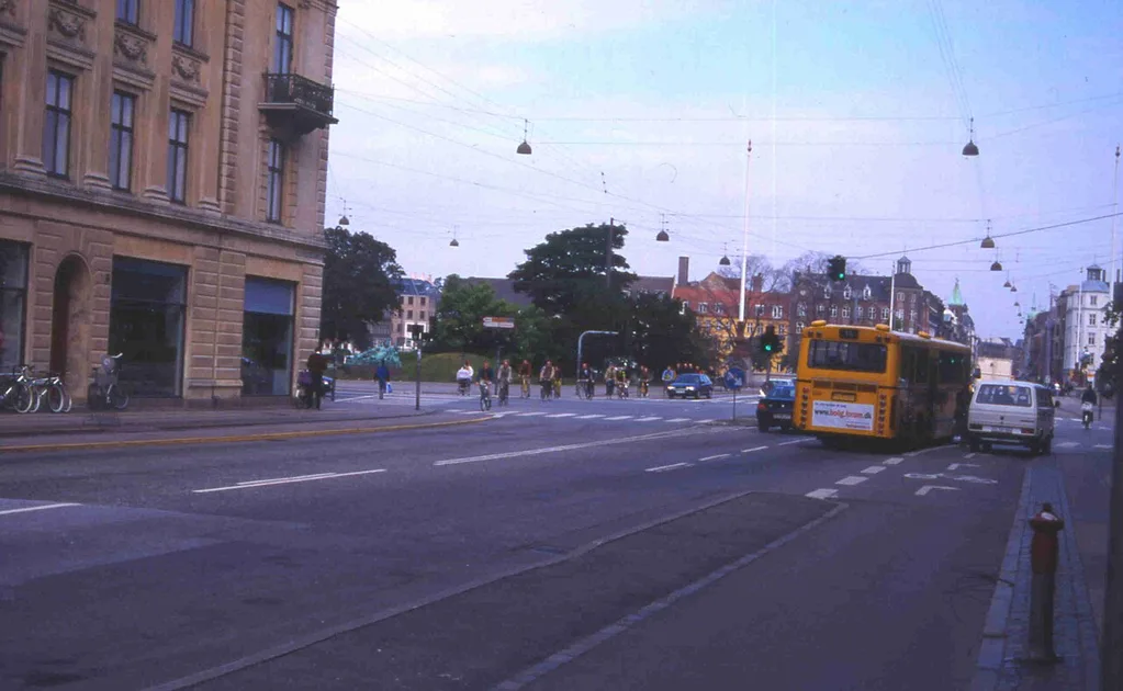 A Copenhagen intersection around 2000 illustrates earlier road designs with shared lanes for cyclists and right-turning cars.