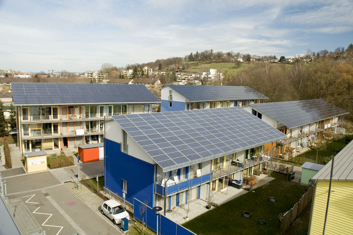 Будинки PlusEnergy архітектора Рольфа Діша у сонячному поселенні Вобана, що втілюють екологічну архітектуру Фрайбурга.