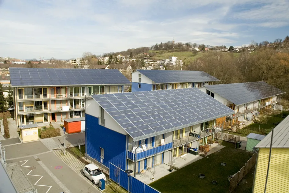 Будинки PlusEnergy архітектора Рольфа Діша у сонячному поселенні Вобана, що втілюють екологічну архітектуру Фрайбурга.
