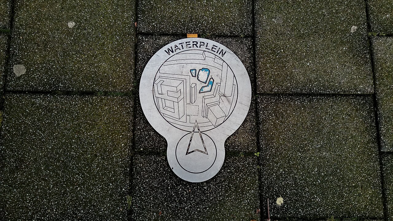 Вказівник «Waterplein» у центрі Роттердама, який позначає розташування міської водної площі.