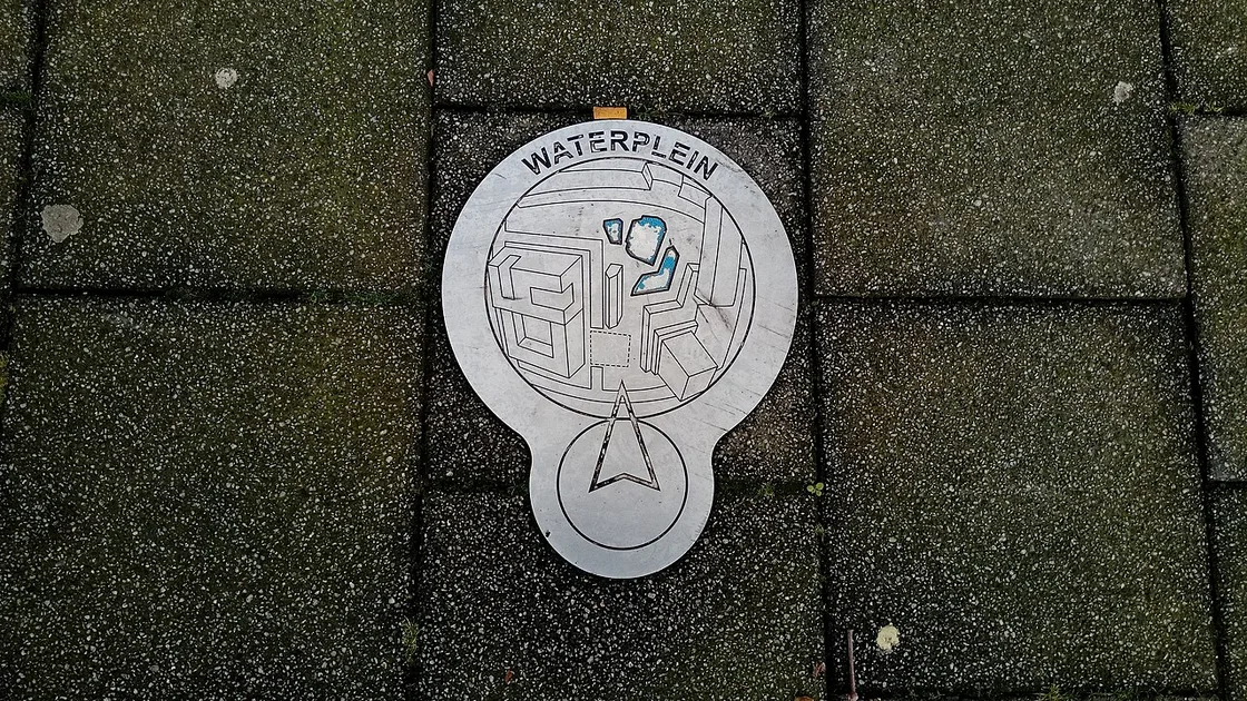 Вказівник «Waterplein» у центрі Роттердама, який позначає розташування міської водної площі.