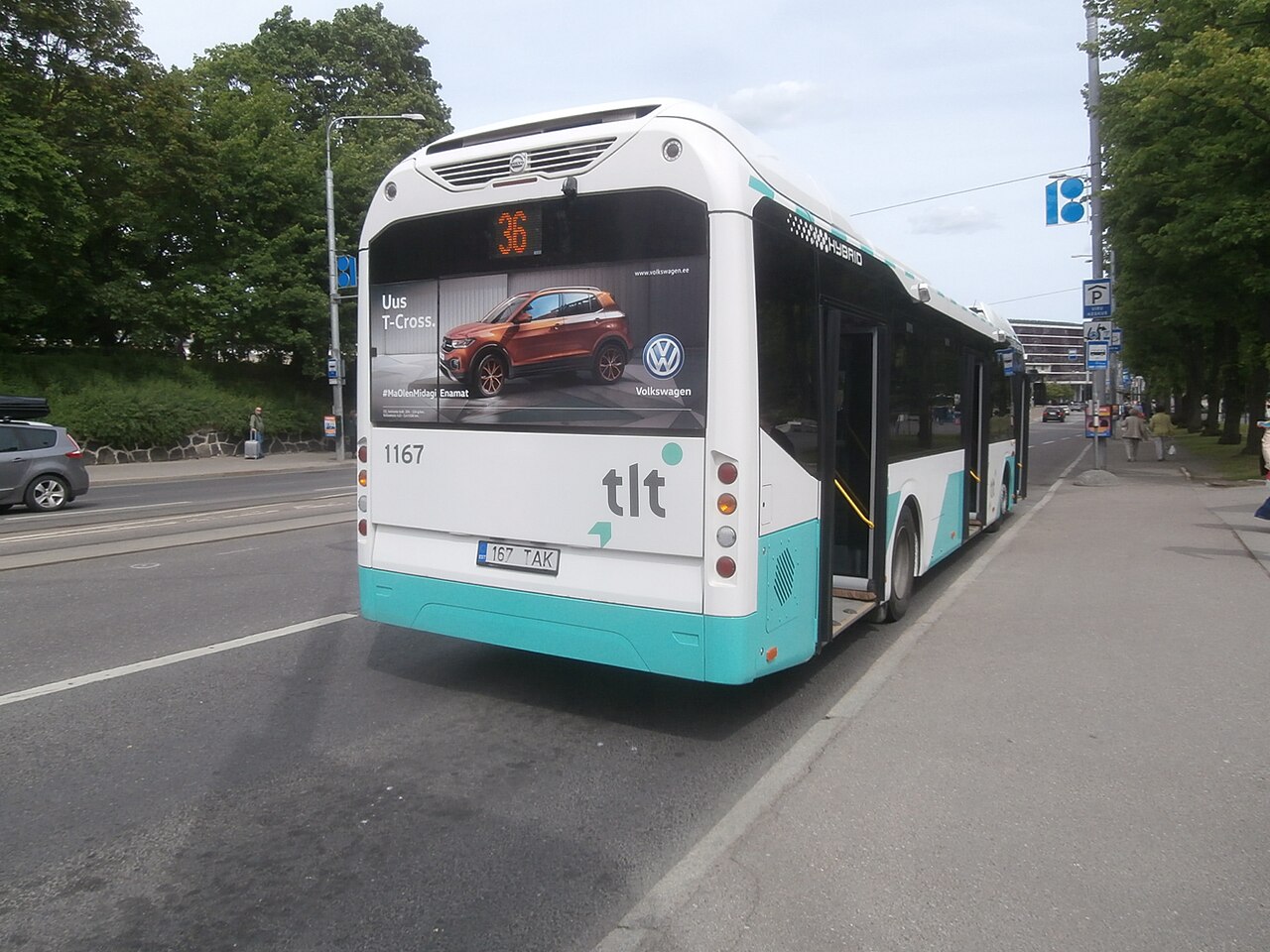 Міський автобус на зупинці «Віру» у 2019 році, задіяний у талліннській програмі безкоштовних громадських перевезень.