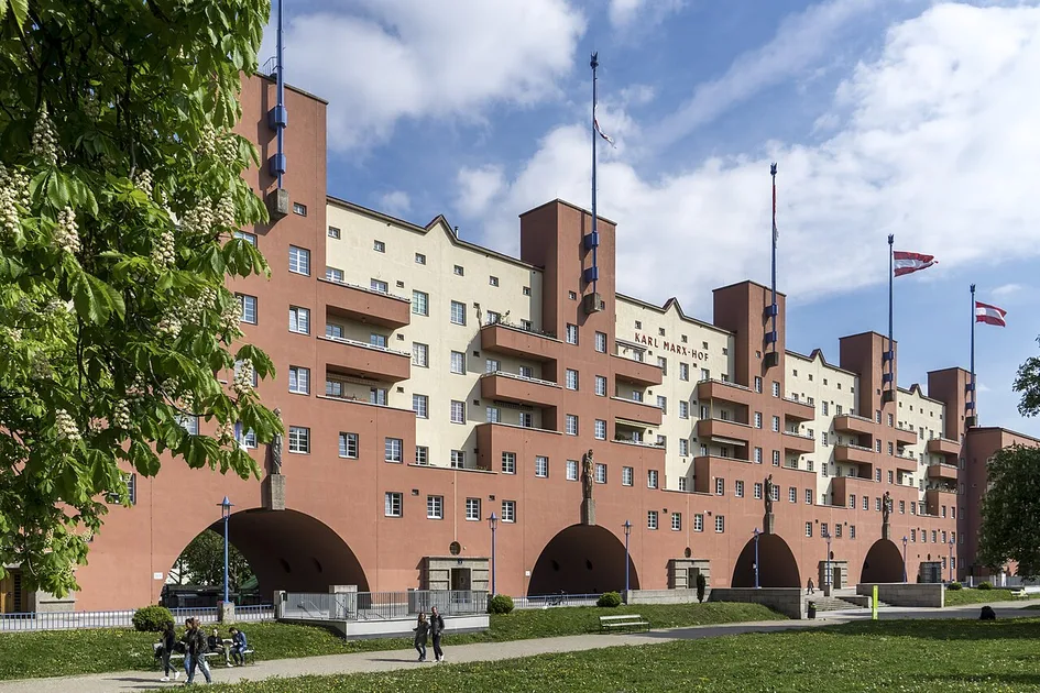Карл-Маркс-Гоф у Деблінгу — флагманський комплекс міжвоєнного періоду й один із найбільших муніципальних житлових будинків Відня.