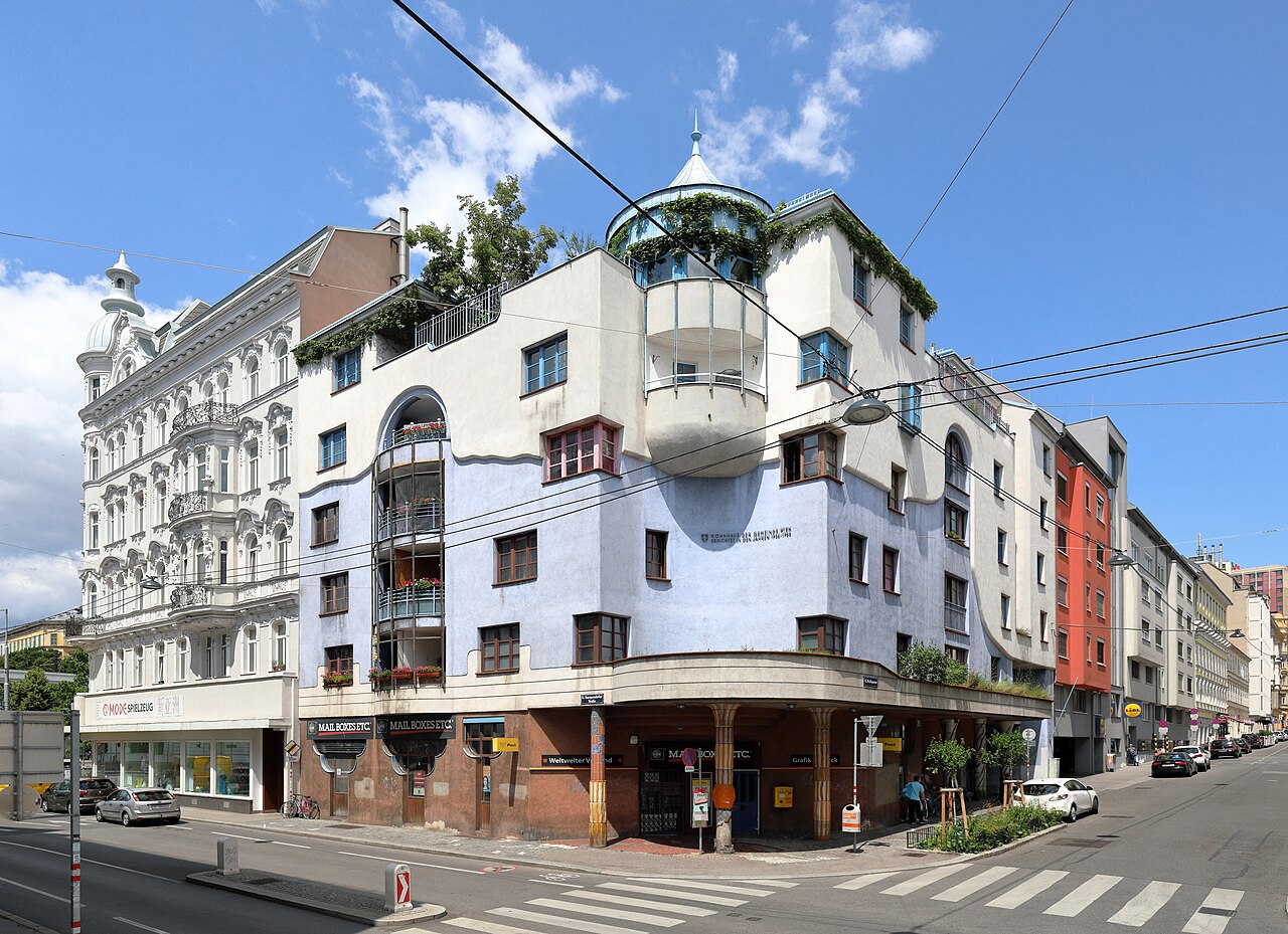 Муніципальний житловий будинок (Gemeindebau) на Вальгассе 13 у Маріагільфі, що представляє систему комунального житла Відня.