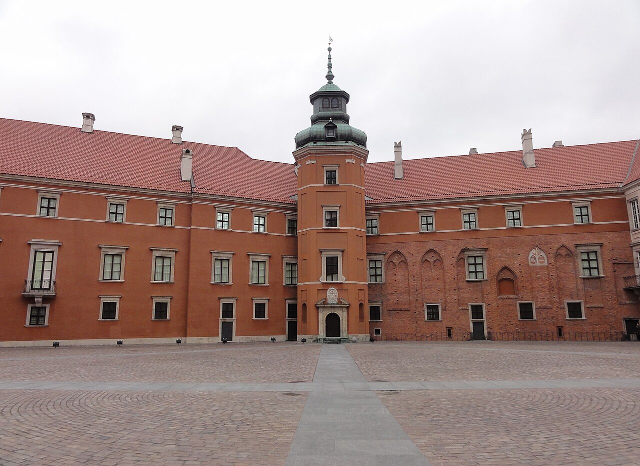Відбудований Королівський замок із вежею Владислава засвідчує успішне відродження знищеної війною архітектурної спадщини.