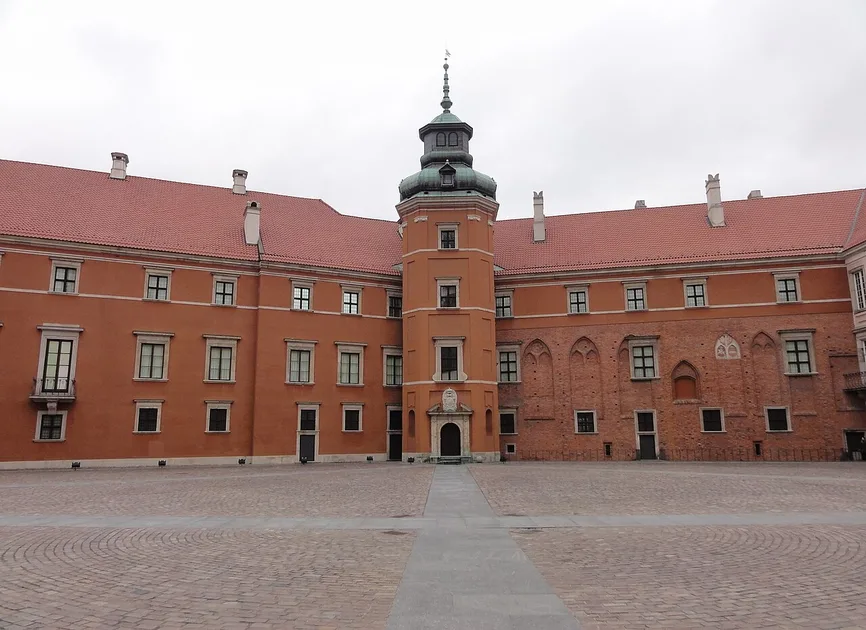 Відбудований Королівський замок із вежею Владислава засвідчує успішне відродження знищеної війною архітектурної спадщини.